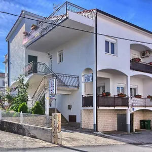 apartments-milenka-trogir.hotels-in-trogir.com/